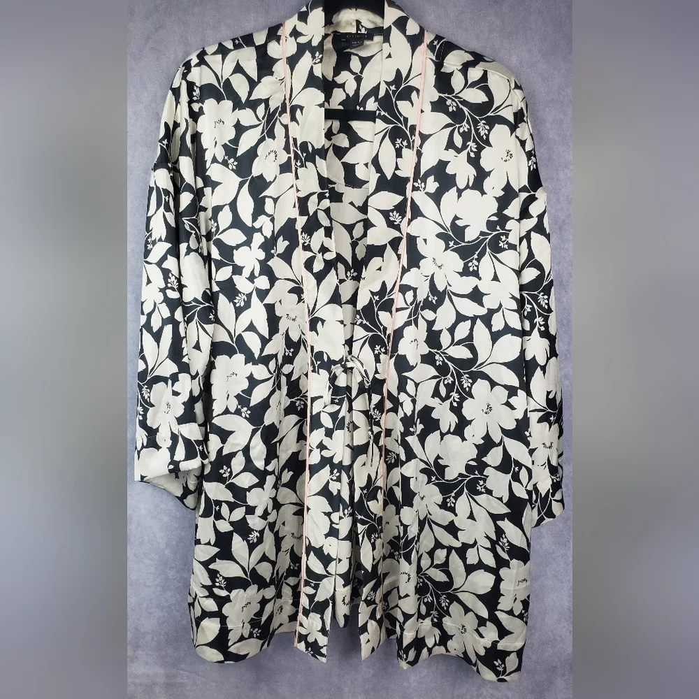 Ann Taylor One‎ Size kimono/Robe black/ white flowers Silky feeling